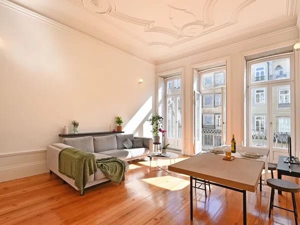 Estúdio T0 para alugar Porto – sala de estar com varanda