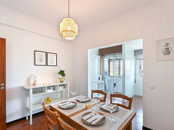 Sala de jantar no apartamento duplex na Rua do Major David Magno, Bonfim, com vista para cozinha moderna e varanda, 85 m², 1100 €/mês