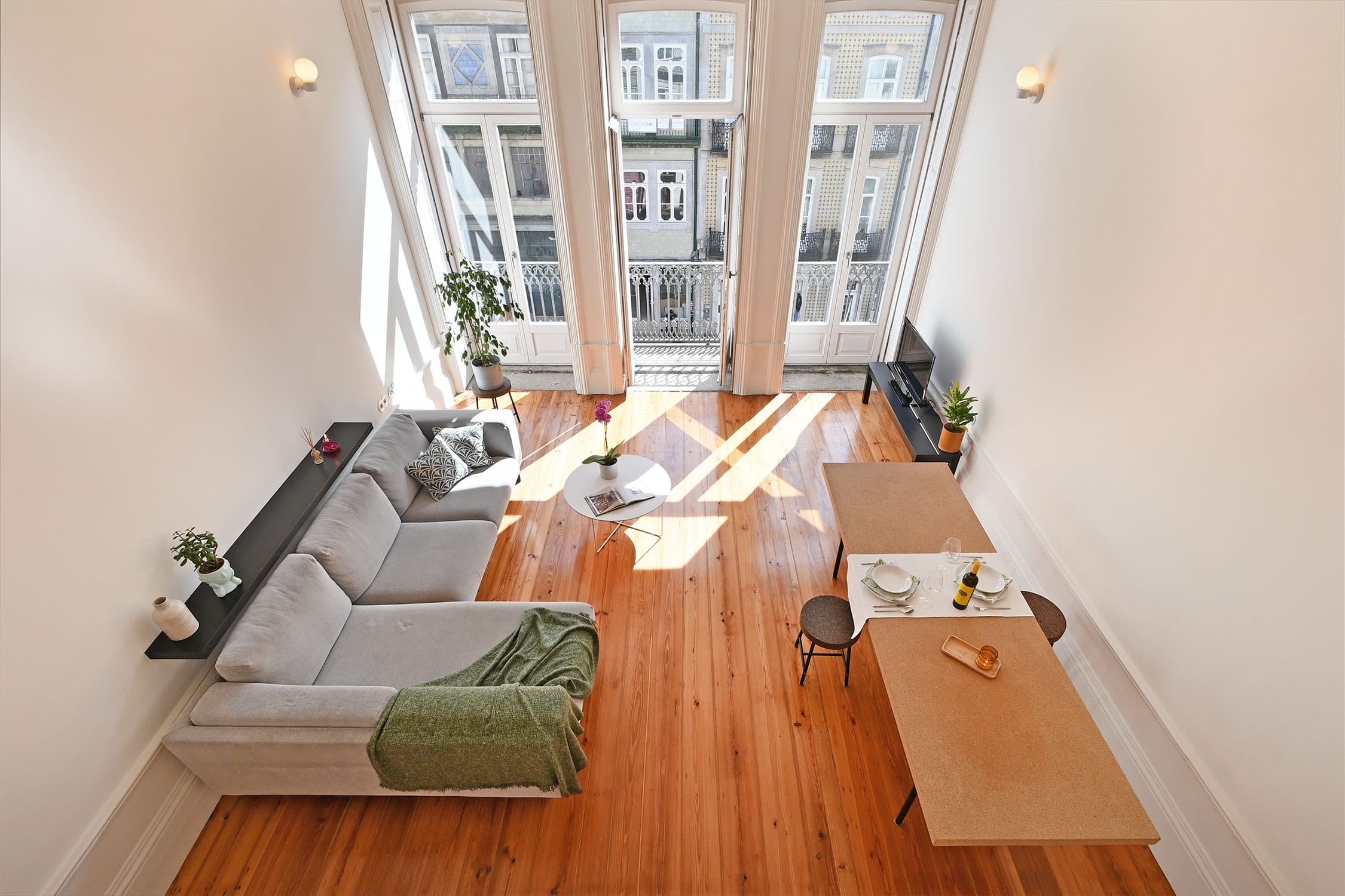 Kawalerka na sprzedaż na Rua de Mouzinho da Silveira, Porto. W pełni wyposażona z balkonem i widokiem na Ribeirę. Idealna inwestycja w Porto.