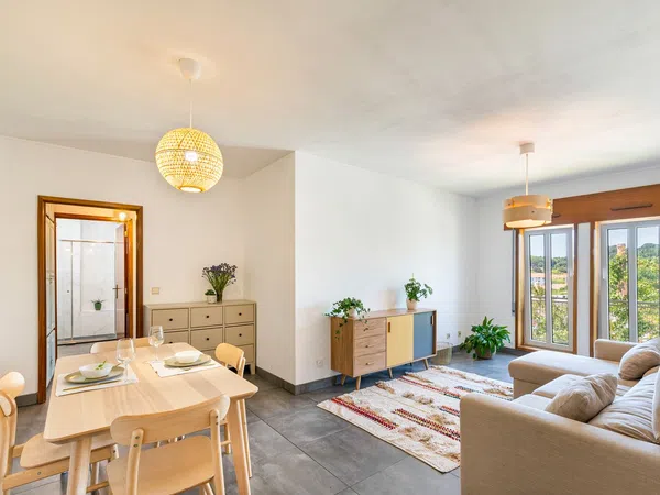 Sala de estar espaçosa e luminosa no Apartamento T2 de 84 m² disponível para arrendamento no Porto