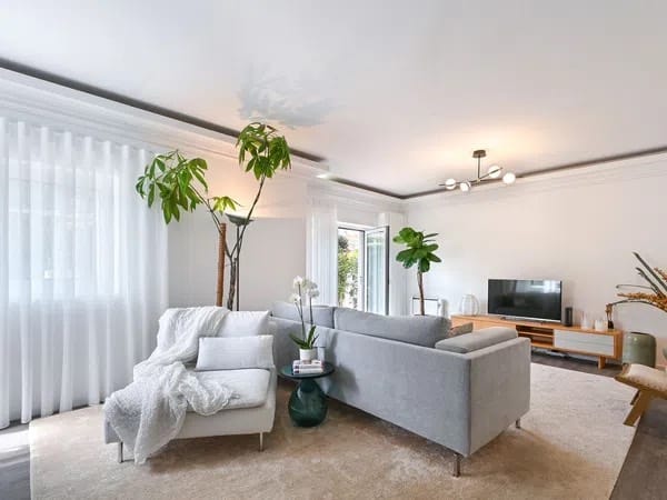 Moradia geminada T3 - Sala de estar espaçosa em moradia geminada T3, interior claro com acabamentos modernos.