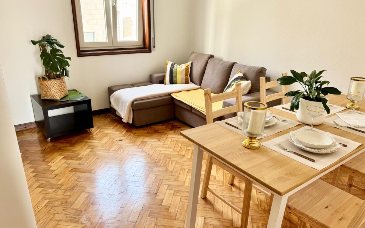 Sala de estar, Apartamento T2 em Campanhã com luz natural, marquise e charme original. Remodelado, bem localizado, próximo de metro e serviços. Ideal para habitação ou investimento.