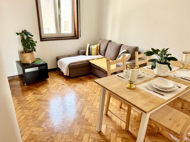 Sala de estar, Apartamento T2 em Campanhã com luz natural, marquise e charme original. Remodelado, bem localizado, próximo de metro e serviços. Ideal para habitação ou investimento.